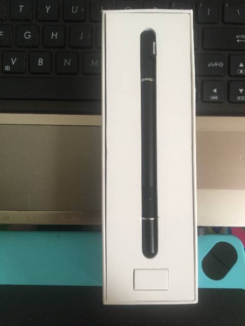 Mẫu mã đẹp, chất lượng bút ổn, mới sử dụng nên mình không đánh giá có bền không. Thân bút có bọc lớp cao su vân ngang để chống mỏi tay khi sử dụng bút trong thời gian dài. Bút có nắp vặn để bảo quản ngòi bút. Nói chung là ổn và mình rất thích kiểu dáng này.