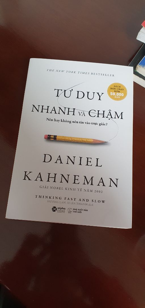 Nội dung thì khỏi phải bàn nữa, quyển này đã được review rất nhiều, cũng như được sử dụng làm trích dẫn trong khá nhiều sách.
Mình rất ấn tượng với việc đóng gói, rất cẩn thận, bên ngoài sách 1 lớp nilon, rồi đến đệm giảm xóc, rồi mới đến hộp carton. Giao hàng hẹn thứ 7 nhưng thứ 6 đã đến nơi. 
Sách đẹp, sạch sẽ, giá rẻ hơn nhiều so với giá bìa. Ưng.