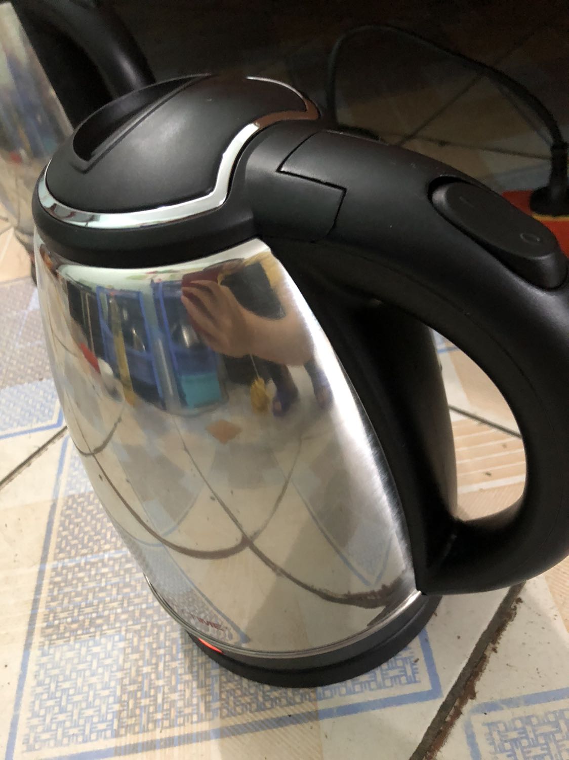 Oke rất ưng ý giao hàng tiki now 2h của tiki. Bình cũ của mình hỏng nên cần mua gấp nên dịch vụ này là vô cùng hợp lý. Bình mới nhận nguyên vẹn k móp méo, đun nước vạch max thì sôi trong vòng 7p đồng hồ, còn độ bền thì chưa đánh giá được vì mới sử dụng 2 ngày. Mong là bền chứ các bình cũ của mình bình nào cũng chỉ đc trên dưới 1 năm