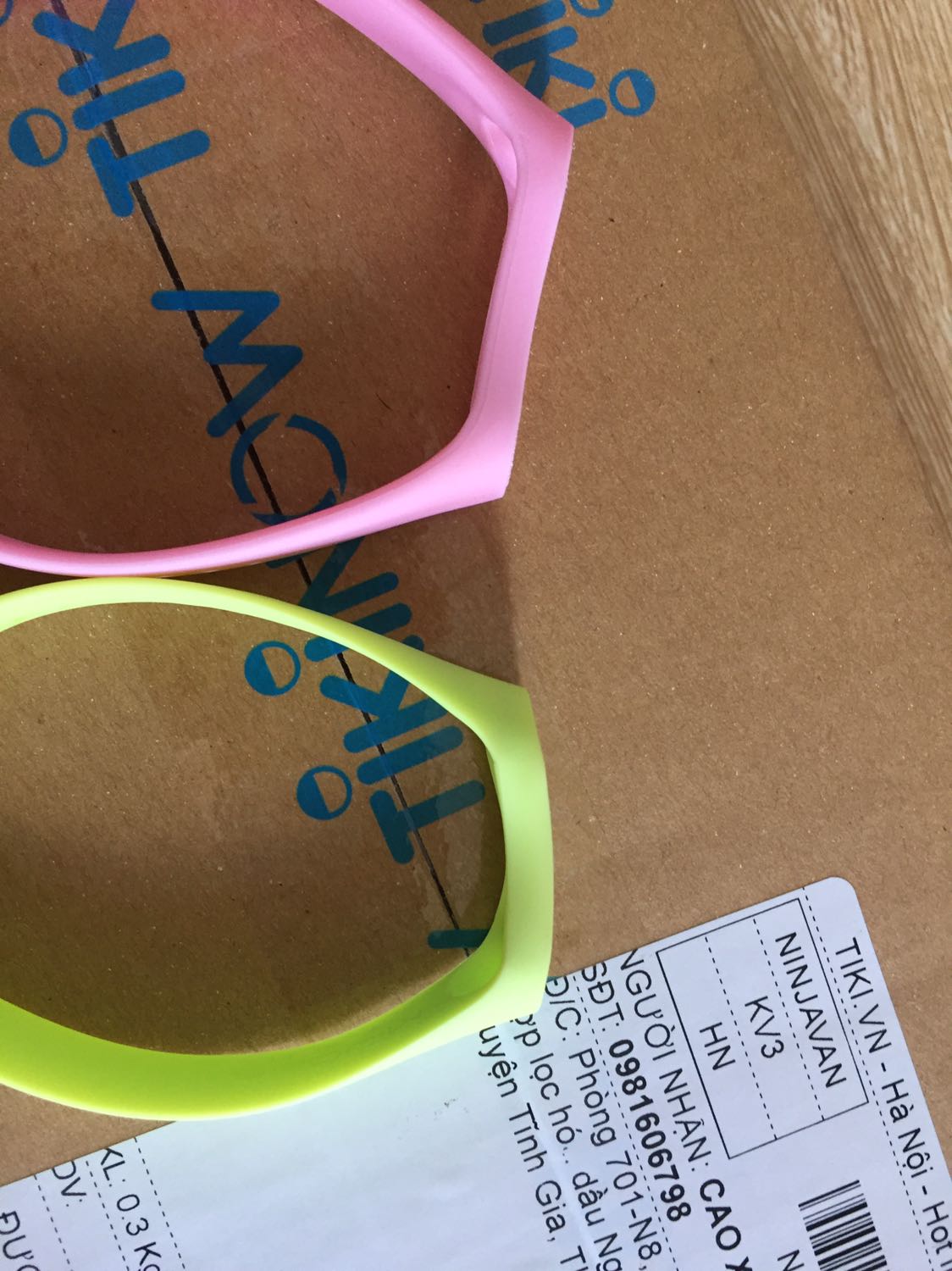 Lần đầu tiên mình mua hàng trên tiki mà có cảm giác bị *** vì 2 lý do sau:

1. Mình đặt màu xanh dương thì giao màu xanh lá. Nếu các bạn bán màu xanh lá thì hãy chụp hình màu xanh lá. Đừng kiểu treo đầu dê bán thịt *** như vậy.
2. Lại là cái màu xanh có vấn đề khi mà các bạn nghĩ sao mình mua cho  Mi band 3, 4 thì các bạn gửi về cho mình dây của Mi band 2?? Mình bỏ tiền ra mua về dùng chứ không mua về trưng bày! Các bạn gửi sai màu còn được, đằng này gửi cái khác size khác nào vứt đi????

Đề nghị Tiki xem xét lại gian hàng này, và có phương án xử lý! Tuy 1 cái dây đeo chỉ 50k nhưng nó thực sự làm mình rất khó chịu!