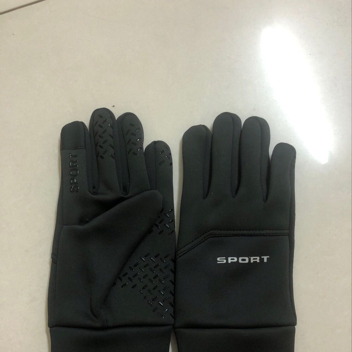 Găng tay chắc chắn, rất dày dặn, đường may tỉ mỉ. Mình rất ưng sản phẩm bên shop. Găng tay này đeo đi phượt hay đeo mùa đông thì chuẩn luôn. Điểm 10 cho em này vì có thể cảm ứng điện thoại, máy tính bảng. Chất nỉ không lo bong, nổ da. Chắc mua về dùng mấy năm không hỏng mất. Nói chung mua được em này giá cả hợp lý chất lượng trên cả mong đợi. Cả nhà nên mua.