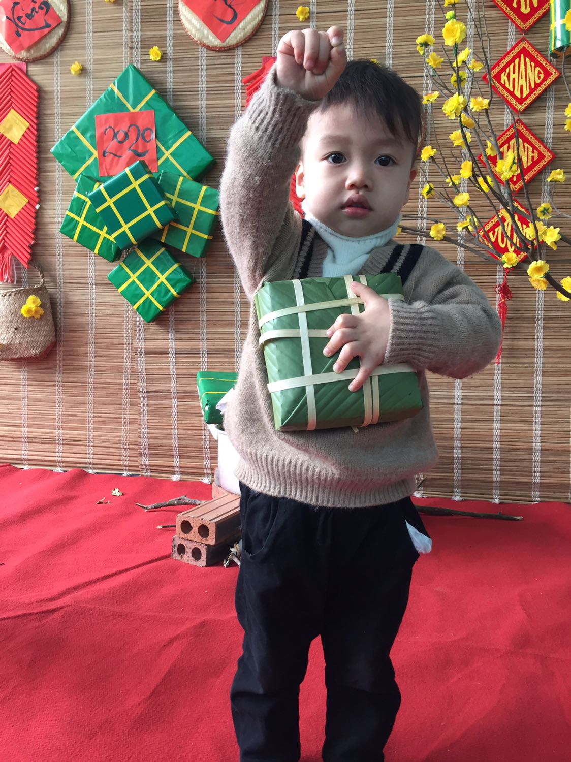 Tất đẹp , rất xinh . Bé nhà mình đi rất vừa rất phù hợp với thời tiết này . Màu đẹp y hình