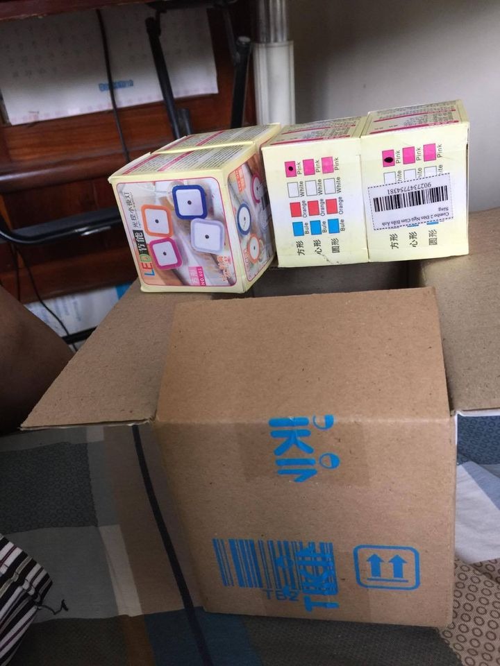 Hàng giao nhanh hơn dự kiến. Bao bì nghiêm chỉnh, hàng đúng mẫu, hoạt động tốt (tuổi thọ chưa biết vì mới xài :))
Lưu ý cho các bạn định mua: Đèn có nhiều màu để lựa chọn (hình như 4 màu?). Khi đặt hàng mình không chú ý nên nhận 4 đèn, có 3 đèn màu hồng và một màu cam. Mình vẫn ưng ý nhưng nếu được 4 màu khác nhau thì thích hơn :)
Bù lại hộp gói hàng của mình có một mã QR giảm giá khi mua hàng tiếp sau này...