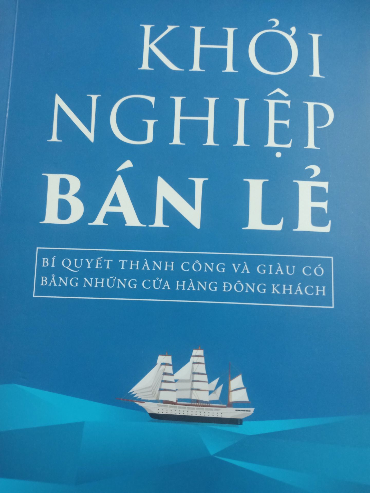 Quyển sách rất hay và hữu ích cho những ai đang loay hoay trên con đường khởi nghiệp của mình. Sách chỉ rất chi tiết và cụ thể những việc cần phải làm khi khởi nghiệp bán lẻ.  Từ cách xây dựng kế hoạch như thế nào, cách đặt tên cửa hàng, chọn sản phẩm..... Nếu những ai đang lơ mơ về con đường khởi nghiệp thì quyển sách này bạn nên đọc ít nhất 1 lần trong đời. Nó chỉ cho mình rất nhiều bí kíp khi khởi nghiệp bán lẻ. Cảm ơn tác giả Trần Thanh Phong đã viết lên cuốn sách rất hay và ý nghĩa này