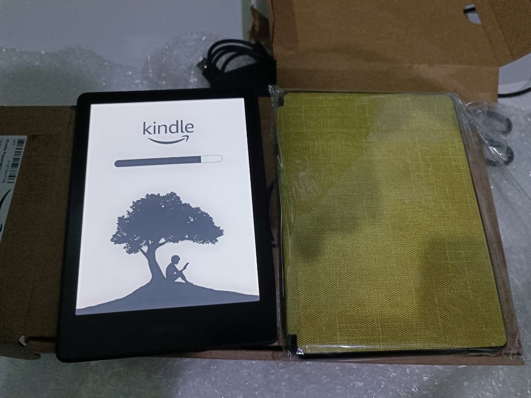 Đắn đo mãi ko biết nên mua bản refurbished ko, lúc nhận hàng mới thấy lo thừa vì nhìn mới toanh ko thấy vết trầy xước nào, chắc cũng hên. Các thao tác trên máy mượt hơn mình tưởng. Cover cũng ok nma để gần ngửi thấy mùi khá nồng hơi hôi. Thêm 1 cái nữa là ko biết máy mình bản gì vì ngoài hộp ghi signature nhưng info máy chỉ là bản thường, cũng ko thấy quảng cáo nên chắc là bản kids chăng? Khá lú:))