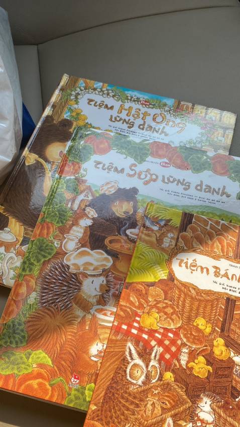 Sách hay, bé nhà mình rất thích. Lần trc mua mấy cuốn, bé chủ động bảo mẹ mua thêm những quyển này. Thấy con thích đọc sách và thuộc được nội dung nên mẹ không ngần ngại mà đặt tiếp cho con😘😘
