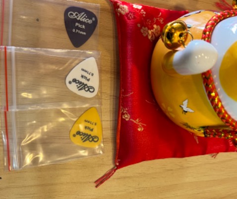 Daddario EJ13 bộ dây guitar acoustic quốc dân 👍.
Độ bền, độ gỉ thì tuỳ thuộc vào thời gian và cách sử dụng nữa.
Shop bán hàng chính hãng, tư vấn nhiệt tình, có hướng dẫn check chính hãng trên web hãng.
Đóng gói cẩn thận.
Tiki giao hàng nhanh, cẩn thận.
Mình rất hài lòng 👍.