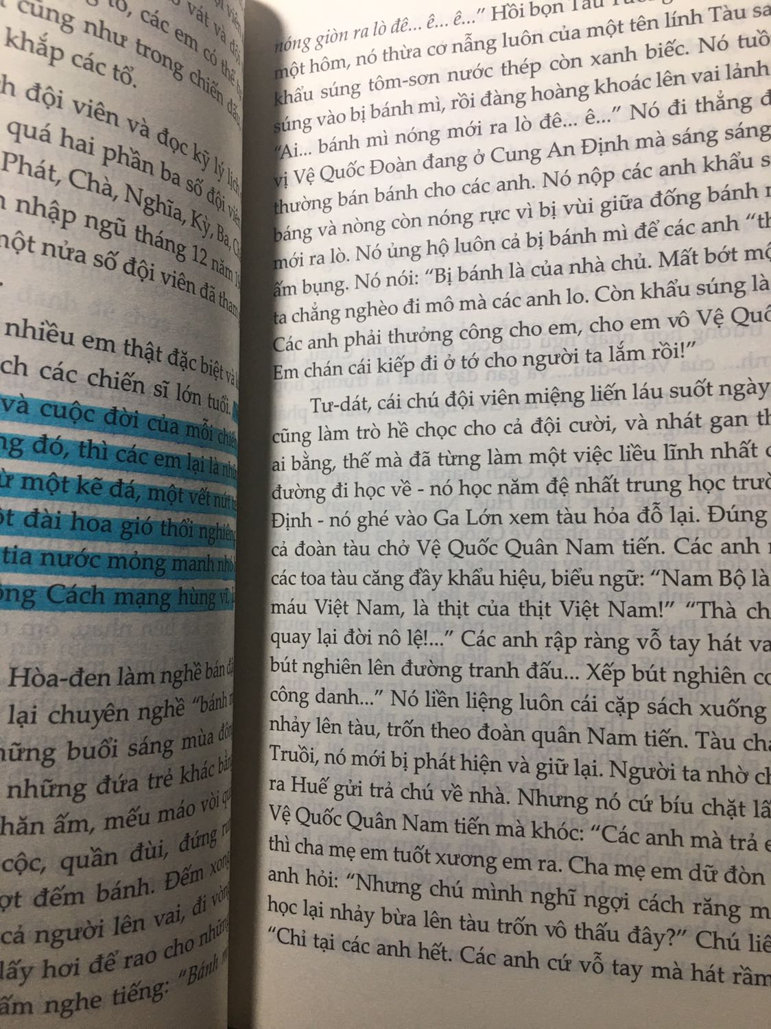 - Về dịch vụ : Mình đặt hàng vào Thứ 3 tuần này. Vì đặt theo gói giao hàng tiết kiệm nên dù không giao ngay hôm sau nhưng đối với mình vẫn siêu nhanh !
Anh shipper thì nói chuyện siêu đáng yêu và thân thiện, mình bị lỡ 1 cuộc gọi nhỡ nhưng anh vẫn rất thoải mái luôn ^^

- Về hình thức : Sách giao đến được bọc trong gói nhựa, đựng trong hộp giấy Tiki rất cứng cáp và không bị méo mó gì nhiều. Bìa sách xinh, in rõ, sách cầm rất 'sướng' tay. Màu giấy sách vàng ngà nên đọc rất thích mắt, cộng thêm nội dung sách cực hay nên mình có thể cầm đọc hàng giờ liền mà không sợ lên độ 🤣

Rất cảm ơn Tiki vì sản phẩm lần này, mình siêu hài lòng luôn ❤️