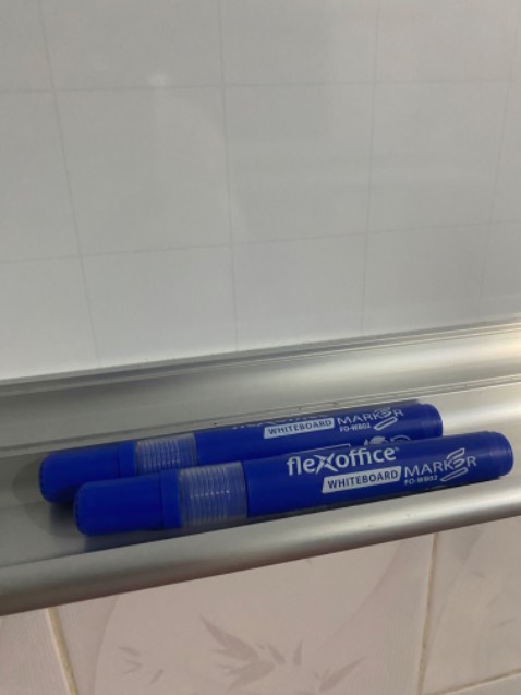 Dòng bút vặn đầu này rất tiện dụng khi thay mực. Mình mua cả màu xanh đỏ đều ok hết nha!