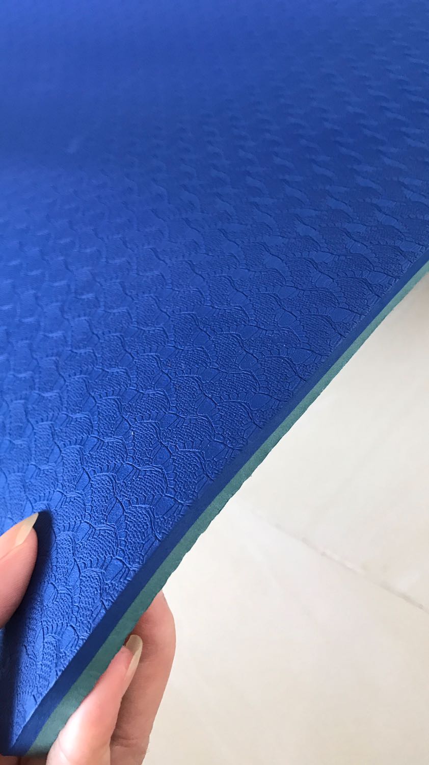 Không có mùi quá nồng lúc mới nhận, đáy thảm có 1 lỗ nhỏ có thể bỏ qua được. Thảm dài, độ bám dính không cao lắm, mua để tập thể thao thì được, bạn nào tập yoga hay những bài cần độ bám dính tốt thì không nên