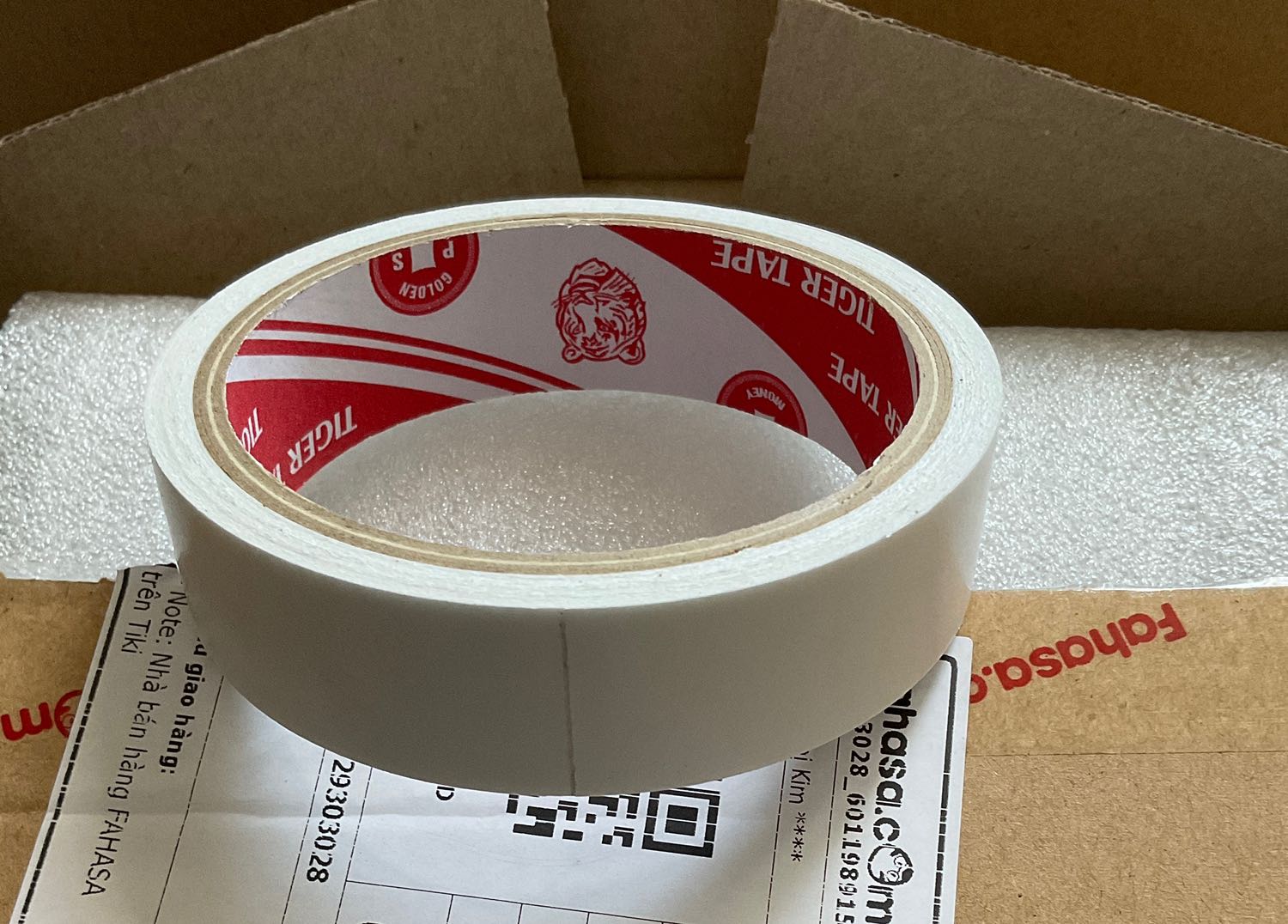 Ghi bộ 3 cuộn mà giao 1 cuộn. Fahasa làm việc quá tệ, còn hộp ngòi bút chì chung đơn bị rút ruột hết phân nửa.