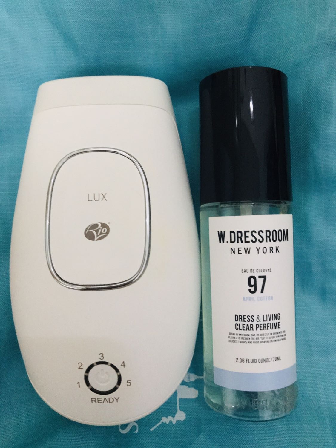 Tôi mua của Riobeauty. Chọn shop này vì nghĩ đây là phân phối của riobeauty việt nam nhưng giao hàng mới biết của Gia Hưng.
Giao hàng siêu chậm. Sản phẩm nhận đc:
- hộp ko còn seal nên chẳng biết mới hay cũ.
- thân máy chỉ dán tem của Gia Hưng và số seri máy tự in trên giấy dán lên. Bên trong có giấy hướng dẫn in trên giấy A4, cảm giác ko giống hàng nhập khẩu chút nào. 
- lần đầu mở máy đèn level 2 ko hề lên. Máy có 5 cấp nhưng ko khởi động đc mức 5. 
- sp để nhập khẩu nhưng thực chất là sản xuất China. 
Về hiệu quả: 
- bỏ qua các điểm trên thì giá khá rẻ so với mua web nước ngoài. 
- mỗi tuần triệt 1 lần hiệu quả tương đương spa. Sau 2 tháng lông giảm nhiều và tơ hơn. 
- đầu triệt nhỏ nên triệt hơi lâu so với spa. Nhưng vì là máy cá nhân nên nhỏ ko có gì bàn cải. 
Tóm lại tầm giá này sử dụng hiệu quả chấp nhận đc.