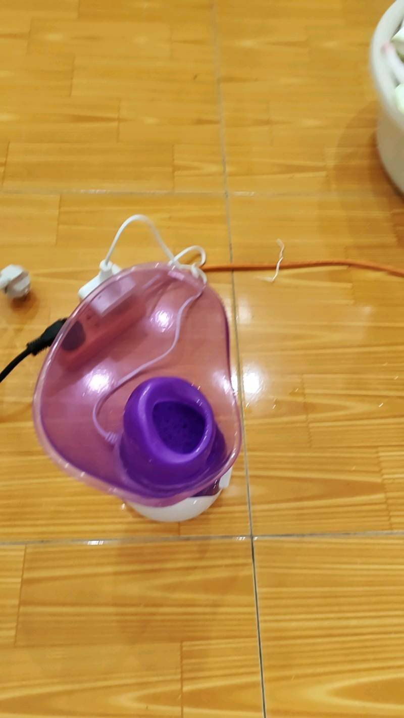 Máy khá chắc chắn hơn mình nghĩ. Chỗ để nước hơi bé nhưng ksao. Shop giao hàng cực kì nhanh chóng. Cảm ơn shop nhiều ♥️