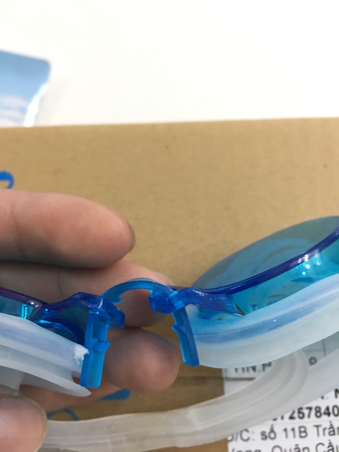 kính trong, màu sắc tươi sáng, có nấc điều chỉnh khoảng cách giữ hai mắt, căn vừa và cắt phần thừa đi là okie.
màu sắc cũng rất hợp với bể bơi. bé nhà mình phấn khởi lắm
giao hàng nhanh, chuyên nghiệp