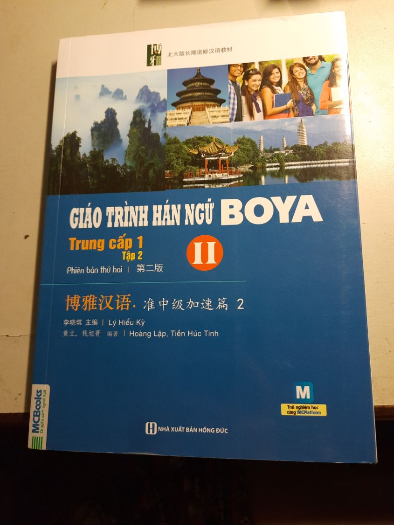 Tiki giao hàng nhanh, sách mình nhận là bản in khá mới (năm 2021). Bìa có hơi bong lớp nilong một tí xíu, và phần cuối sách bị gấp nếp một chút nhưng không sao.
Mình chưa học nên chưa review được nội dung.