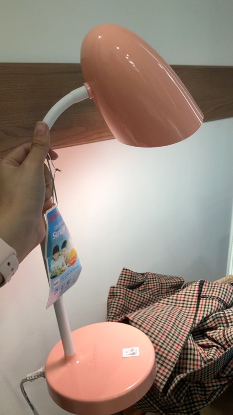 Đèn xinh lắm ạ. Từ bé đến giờ toàn dùng đèn học của Rạng Đông, nên chất lượng thì khỏi bàn.