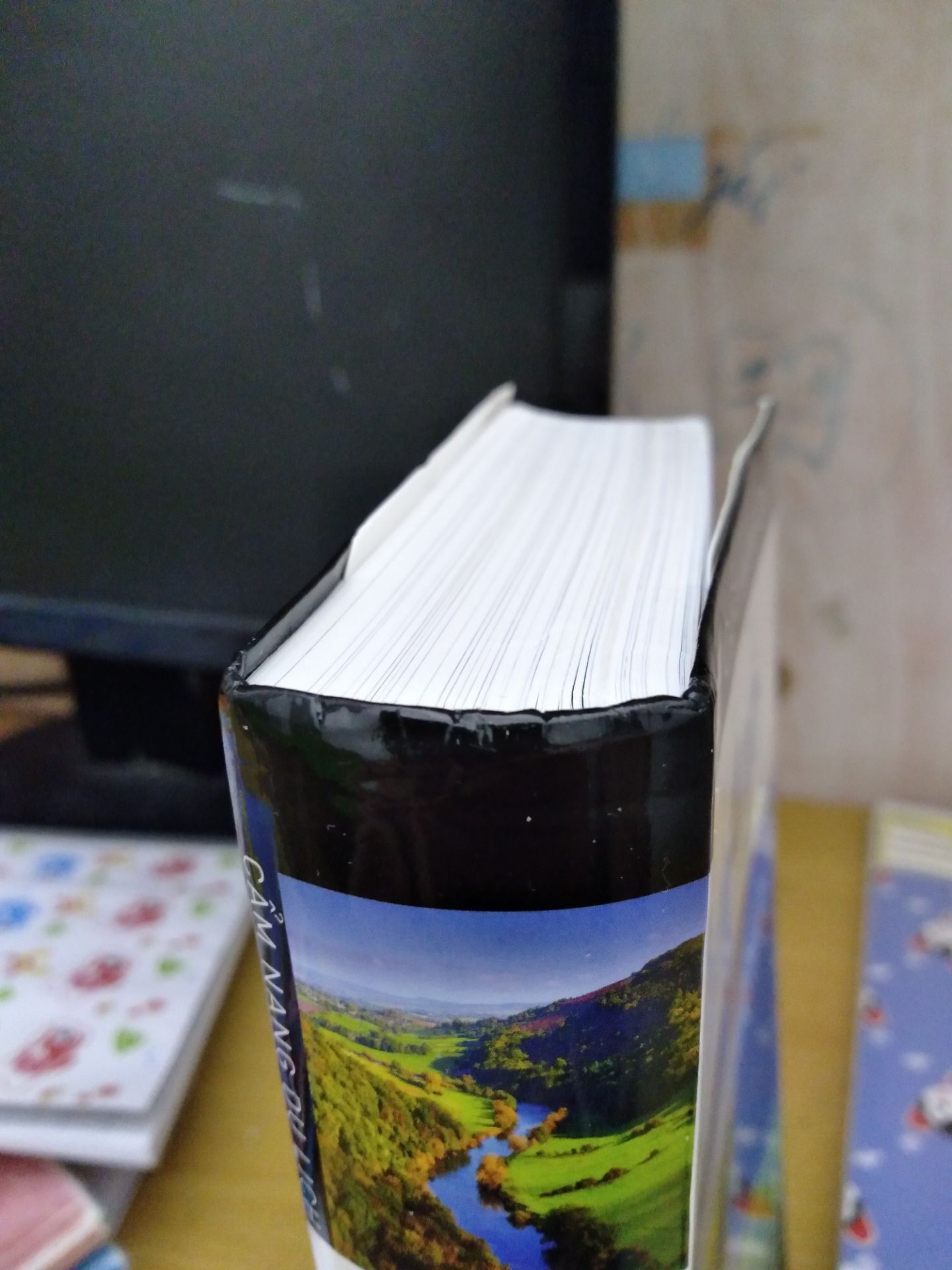 sách móp ở 4 đầu và 1 vài chỗ và nhiều vết xước nhỏ hằn ngoài bìa sách nội dung bên trong thì không sao sách ảnh nét và đẹp lắm nhiều thông tin hữu ích nhưng bạn mình khó tính không ưng quả bìa nên mong được đổi hàng