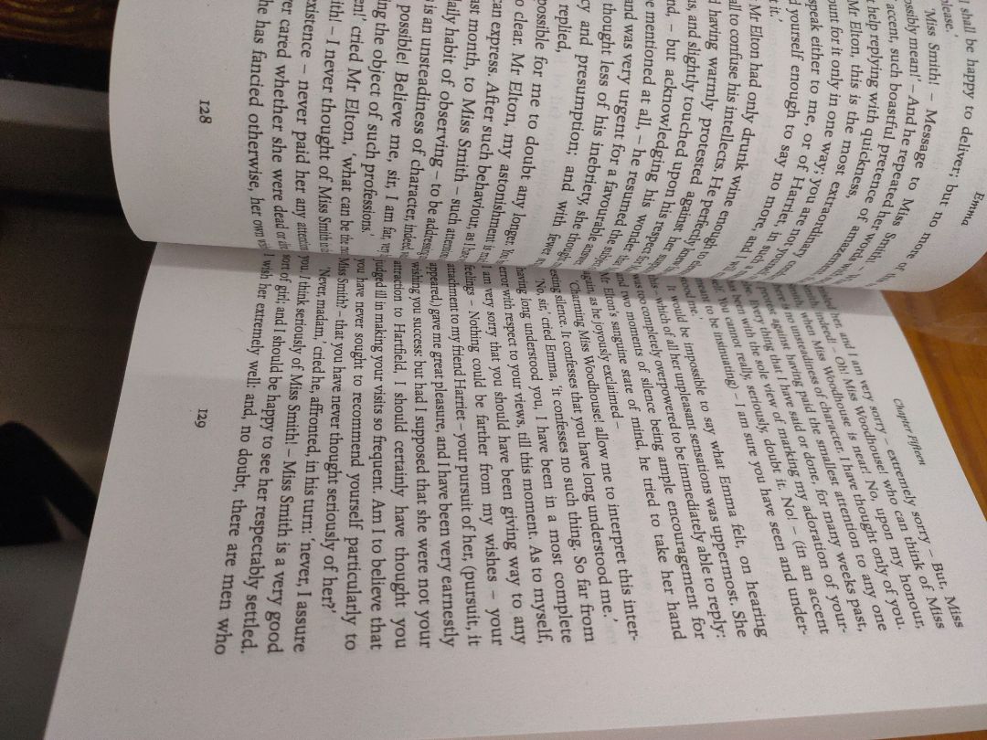 Mình mua vì bìa đẹp và khá hài lòng với quyển Price and Prejudice của Penguin English Library, nhưng quyển Emma này thì fail hẳn. Gáy đóng bị lệch nên phần màu xanh lá mạ không đều hai bên sách, rìa có vài điểm bị tưa nhẹ, và đặc biệt là chữ in bị nhòe mờ và lem, khi đọc cảm giác bị loạn thị, nếu đọc lâu có thể bị đau đầu. Các lỗi này không thể trách Fahasa được, buồn vì mình thiếu may mắn thôi.