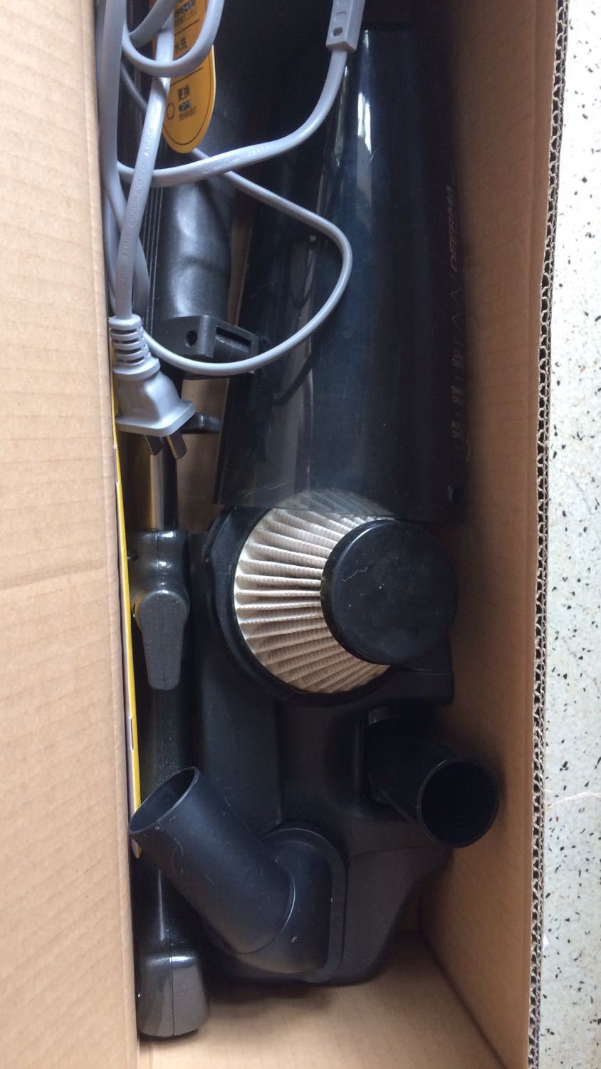 Giao hàng nhanh, giá ổn, lực hút mạnh. Bụi mịn thì k hút được, thân máy mau nóng, tiếng ko quá ồn. Với giá này như vậy là tốt rồi. Lúc tháo ra đem vệ sinh cũng dễ dàng, có nhiều đầu hút dành cho các loại khác nhau rất tiện lợi.