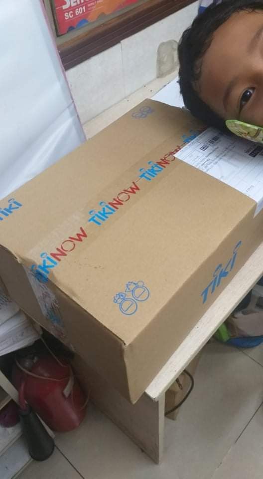 Thật sự quá tuyệt vời, 5 sao cho chất lượng và cả dịch vụ.
Về giao hàng: Tiki giao hàng nhanh chóng, tối t7 đặt là sáng sớm CN đã có hàng.
Về hình thức: Sách được gói kĩ càng, có bọc kiếng nên hộp được bảo quản không bị trách xước. Sách rất đẹp, chữ to rõ ràng.
Về nội dung: một cuốn tiểu thuyết lịch sử không hề khô khan mà lôi cuốn theo từng con chữ. Dân ta phải biết sử ta, từ sách mà ta thu được rất nhiều kiến thức hay và bổ ích. Sách rất đáng để là quyển sách gối đầu giường và nên được biết đến nhiều hơn nữa.