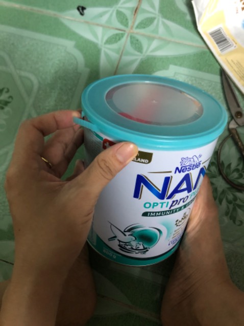 M vừa nhận được sp sữa bột Nan đúng với mẫu mua bên Tiki cực nhanh và cũng tuỳ món rẻ hơn ***, hãng sữa để muỗng riêng tiện lợi quá nè hộp còn nguyên tem đóng gói hàng kỹ đẹp… e bít ơn đến những a/c đã làm ra những hộp sữa tiện lợi cho các bé nhỏ cám ơn các a/c đóng gói và giao hàng biết ơn mn mang sp đến ng tiêu dùng như mình chúc mn nhiều sk , và luôn vui vẻ may mắn trong cuộc sống .m đặt hàng hum t7 là cn có r mà mưa nên các b ship hẹn lại t2 hàng đẹp tốt cám ơn mn nhiều