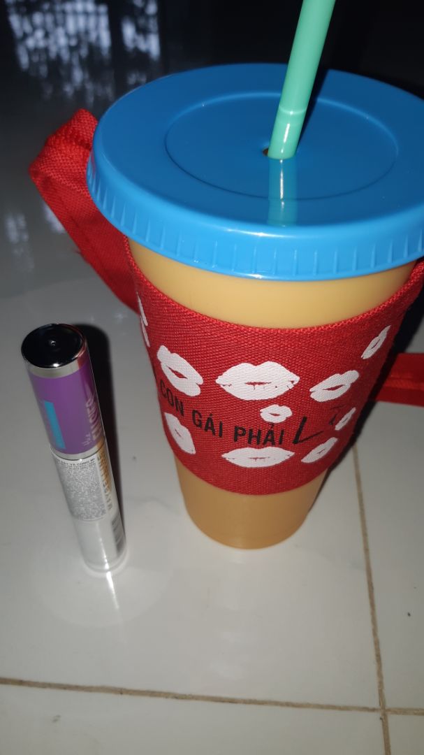 Xem review mascara này khá tốt và sp mới nên mua dùng thử, giao hàng nhanh, mới đặt hqua sáng nay đã gọi giao hàng rồi, còn dc tặng kèm ly nhựa mềm ( ban đầu nghĩ nhựa cứng), nên cũng khá hài lòng, chất lượng thì từ từ dùng mới biết dc, tuy nhiên mình định đặt mua cùng kẻ mắt nước và kem nền cũng của Maybelline vì đang sale, nhưng lại tách 2 đơn và mất 2 lần phí ship, dù cùng 1 nguồn cung cấp, thấy ko hài lòng về khoảng này và nhận hàng cũng phiền nữa, mong tiki xem lại dịch vụ vận chuyển, dạo gần đây ko hài lòng về khoảng vận chuyển như những năm trước nữa, hy vọng sẽ cải thiện