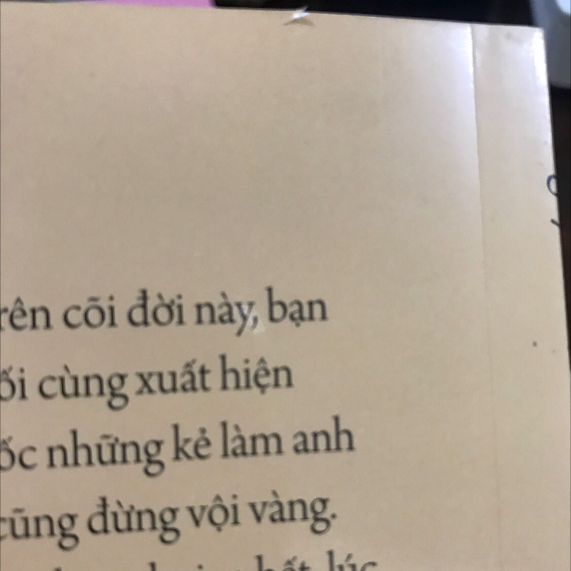 Sách giao khá nhanh nhưng sách có vẻ cũ. Bìa sách bị rách nhẹ, có dấu kẻ ngay bìa, lỗi chữ ngay những trang đầu. Biết là sách sale nhưng mà nhận sách mà thấy bên ngoài có những lỗi như thế này nên mình cũng hơi buồn