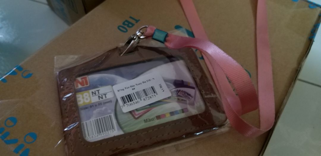 Tương đối ổn. Đóng gói như trong nhà sách (chỉ bọc phần bảng tên, ko bọc dây). Màu và chất liệu dây ko như hình minh họa, hơi ko thẩm mỹ 1 chút.
Tầm giá này là okie. Không có gì than phiền. Cảm thấy hài lòng.