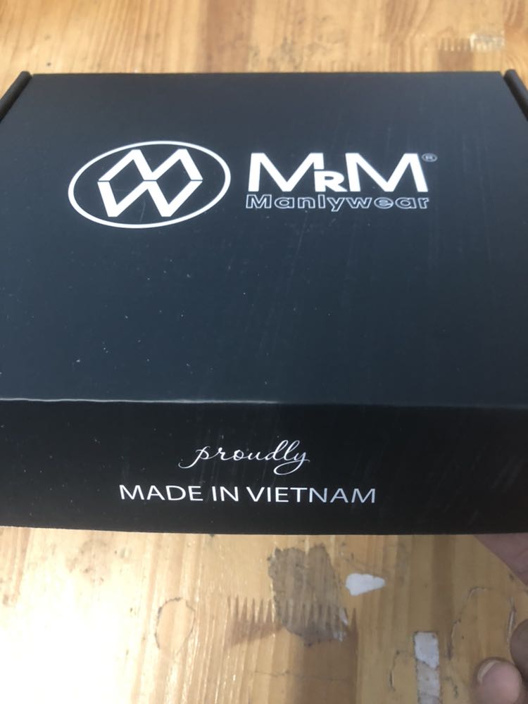 Lần đầu mua quần cho ông xã dùng thử thấy chất lượng tốt, dùng cũng rất bền  3 4 tháng mới phải thay 1 lần. Lần này mua luôn cả box gồm cả áo thun, quần đùi, vớ. Rất hài lòng cách đóng gói, hộp sang đẹp. Hãng mrm chất lượng tốt nhất so với các shop từng mua trên tiki, giá có max hơn xíu nhưng tiền nào của đó. Ông xã mình rất thích dùng đồ của shop, cảm ơn shop nhiều ạ.