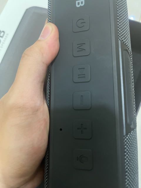 loa rất chắc chắn, hộp loa rất sang, phù hợp làm quà được luôn cũng rất gì và này nọ, loa nghe hay lắm bass căng, cawngnghe rất đã luôn. kết nối mượt, nếu nghe dòng điện thoại xịn thì loa nghe hay hơn, không hiểu sao lại vậy. rất ấn tượng. Sẽ ủng hộ tiếp khi có dịp, rất hài lòng với đơn hàng này