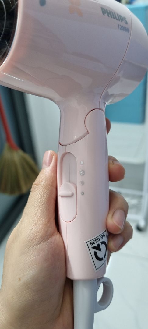 Máy sấy đẹp, chắc chắn, lực sấy mạnh (1200W), có 3 chế độ sấy mát, sấy nóng 1 và 2. Bạn nào tóc dày thì phải dùng sấy nóng 2 mới khô tóc nổi. Nhìn chung là rất ổn áp nha mn. Máy sấy đẹp, chắc chắn, lực sấy mạnh (1200W), có 3 chế độ sấy mát, sấy nóng 1 và 2. Bạn nào tóc dày thì phải dùng sấy nóng 2 mới khô tóc nổi. Nhìn chung là rất ổn áp nha mn.