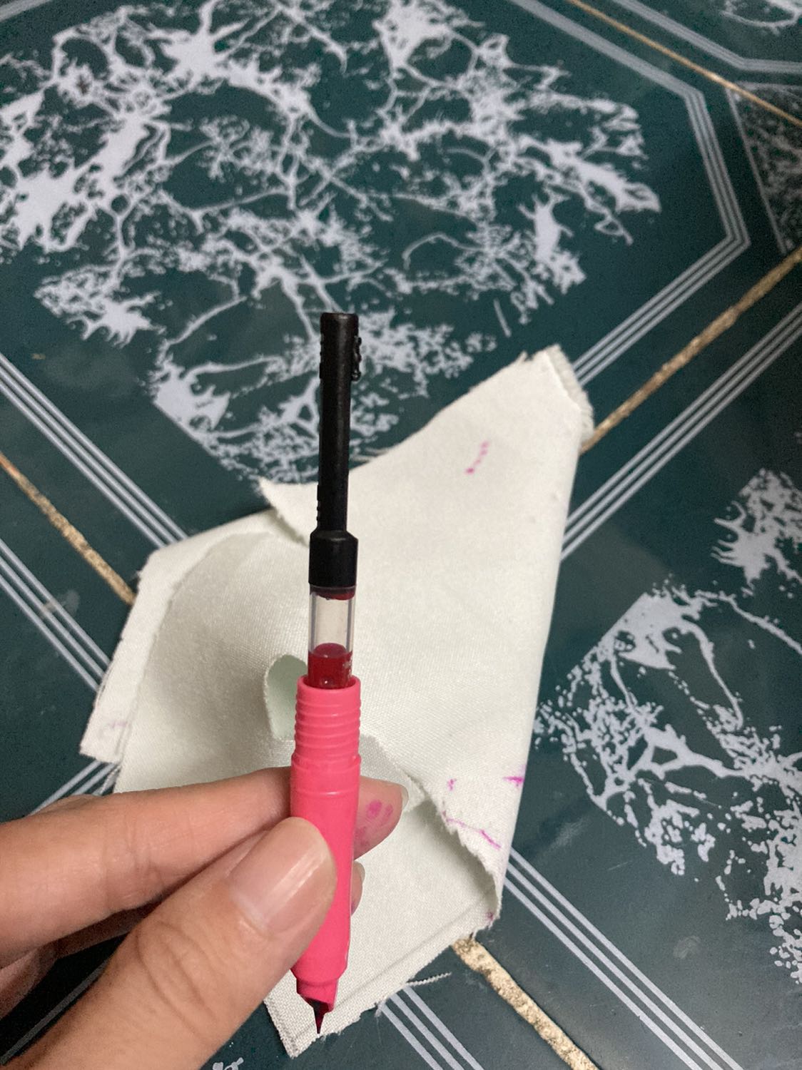 Ống mực chỉ bơm được xíu. Viết êm. Đóng gói quấn chung với lốc giấy A4 không được cẩn thận.