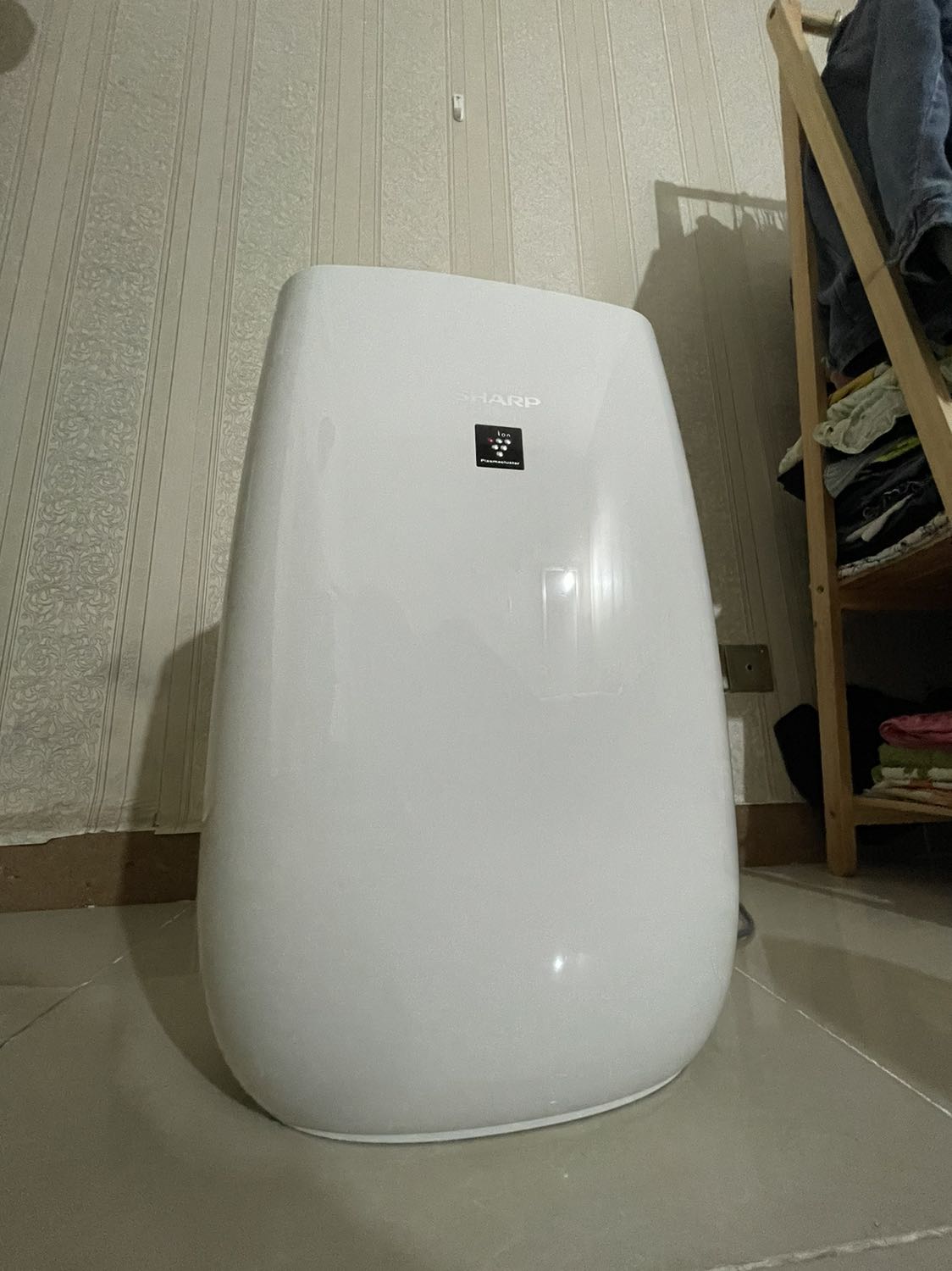 Tiki giao hàng nhanh, máy vận hành êm, mình bị viêm mũi dị ứng, sau khi bật máy sử dụng thì cảm nhận được sự thay đổi rất rõ trong không gian phòng, không còn bị ngộp và ho khi ngủ nữa, cảm thấy không khí trong phòng rất sạch và có mùi ion. Máy không gây tiếng ồn, mình đánh giá cao việc này hơn so với dòng máy xiaomi. Tiki giao hàng nhanh, máy vận hành êm, mình bị viêm mũi dị ứng, sau khi bật máy sử dụng thì cảm nhận được sự thay đổi rất rõ trong không gian phòng, không còn bị ngộp và ho khi ngủ nữa, cảm thấy không khí trong phòng rất sạch và có mùi ion. Máy không gây tiếng ồn, mình đánh giá cao việc này hơn so với dòng máy xiaomi.