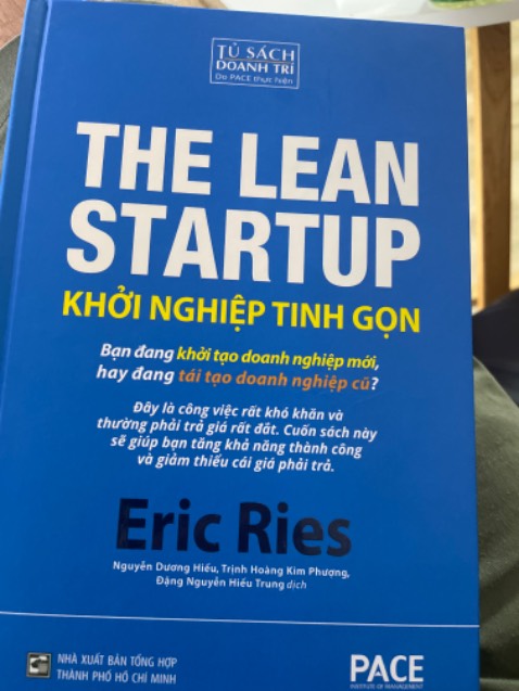 Một cuốn sách nhảm nhí, lan man, nội dung dịch ra từ tiêng anh chung chung không ra một thể thống, ý tưởng nào cả. Tuy nhiên sách thì đẹp, bìa cứng chỉn chu, giấy đẹp. Chất lượng bìa giấy 5 sao, nội dung 1 sao. Phí tiền