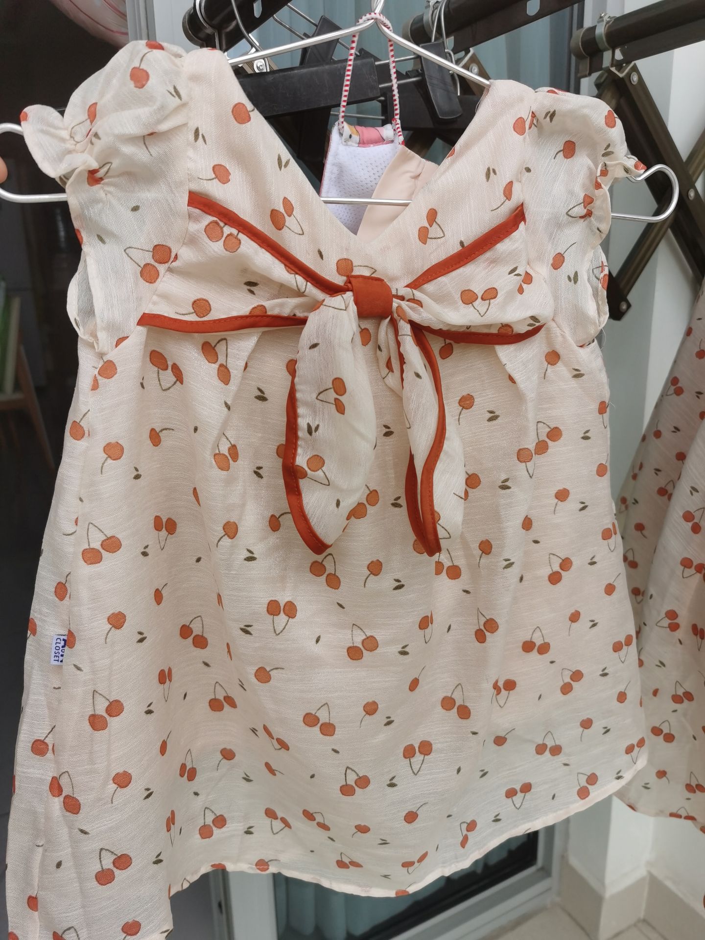 Đầm bé xinh, đầm của mẹ thì hơi đơn điệu 😁