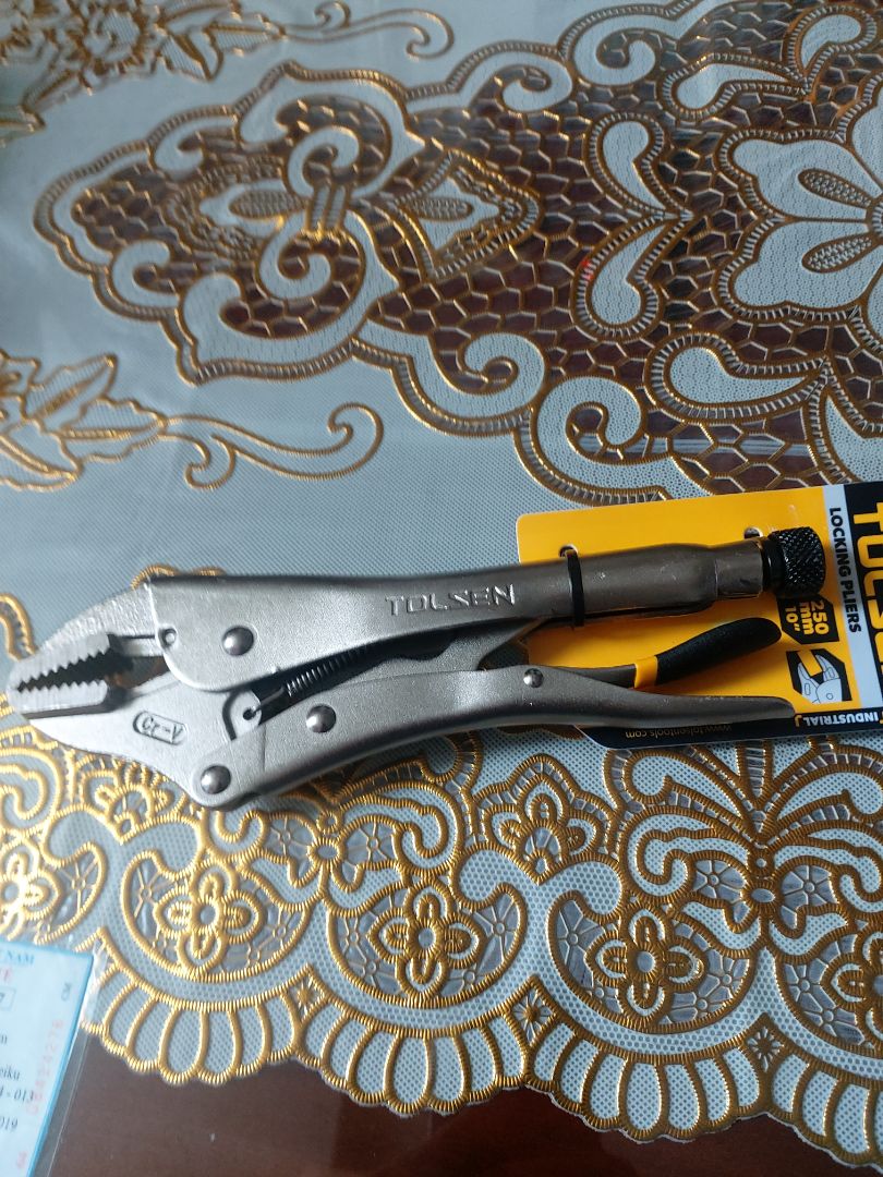 Giao hàng nhanh. Kềm đúng như hình. Đẹp. Chắc chắn, cầm nặng tay. TH TOLSEN. 470 gr, dài 22cm. 160k. Gía này hy vọng dùng tạm thôi, ổn là được rồi. Các loại kềm loại này nếu mà TH Nhật ,Mỹ... đã tìm hiểu rồi hàng nội địa xịn giá cả triệu bạc nhưng xài thiên thu.