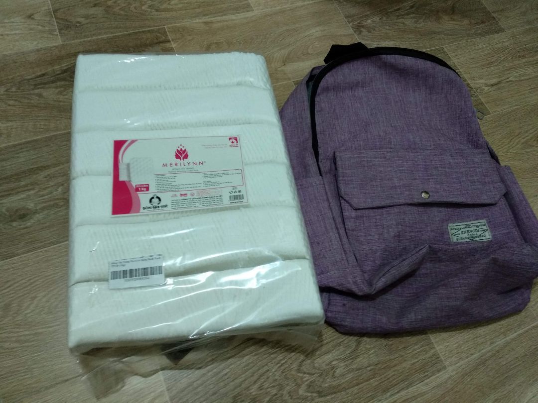 Tưởng không nhiều mà nhiều không tưởng.
1 bịch 1kg dùng được 5-6 tháng (do mình dùng bông tẩy trang thay cho khăn mặt luôn nên dùng rất hao) 
Bông bản to, cứng nên phải cho thêm nước để làm mềm.
Thấy nhiều bạn nx là không bị dính xơ bông lên mặt nên mình tin tưởng đặt mua, nhưng khi mình dùng thì xơ bông dính lên mặt nhiều dã mannn
Thôi thì tiền nào của đó, k thể đòi hỏi hơn ở 1 bịch bông có giá "hạt dẻ" ntnay` được
Tiki đóng gói cẩn thận, chắc chắn, giao hàng nhanh.