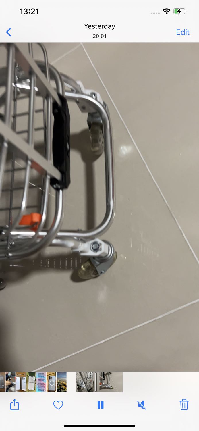 Mình mua chiếc này giá cao hi vọng tốt, dễ đẩy nhưng khi sử dụng thì có 1 bánh xe kiểu bị đơ nên đẩy tới rất khó, bánh xe ko xoay được, nên mình đang ko sử dụng được Mình mua chiếc này giá cao hi vọng tốt, dễ đẩy nhưng khi sử dụng thì có 1 bánh xe kiểu bị đơ nên đẩy tới rất khó, bánh xe ko xoay được, nên mình đang ko sử dụng được