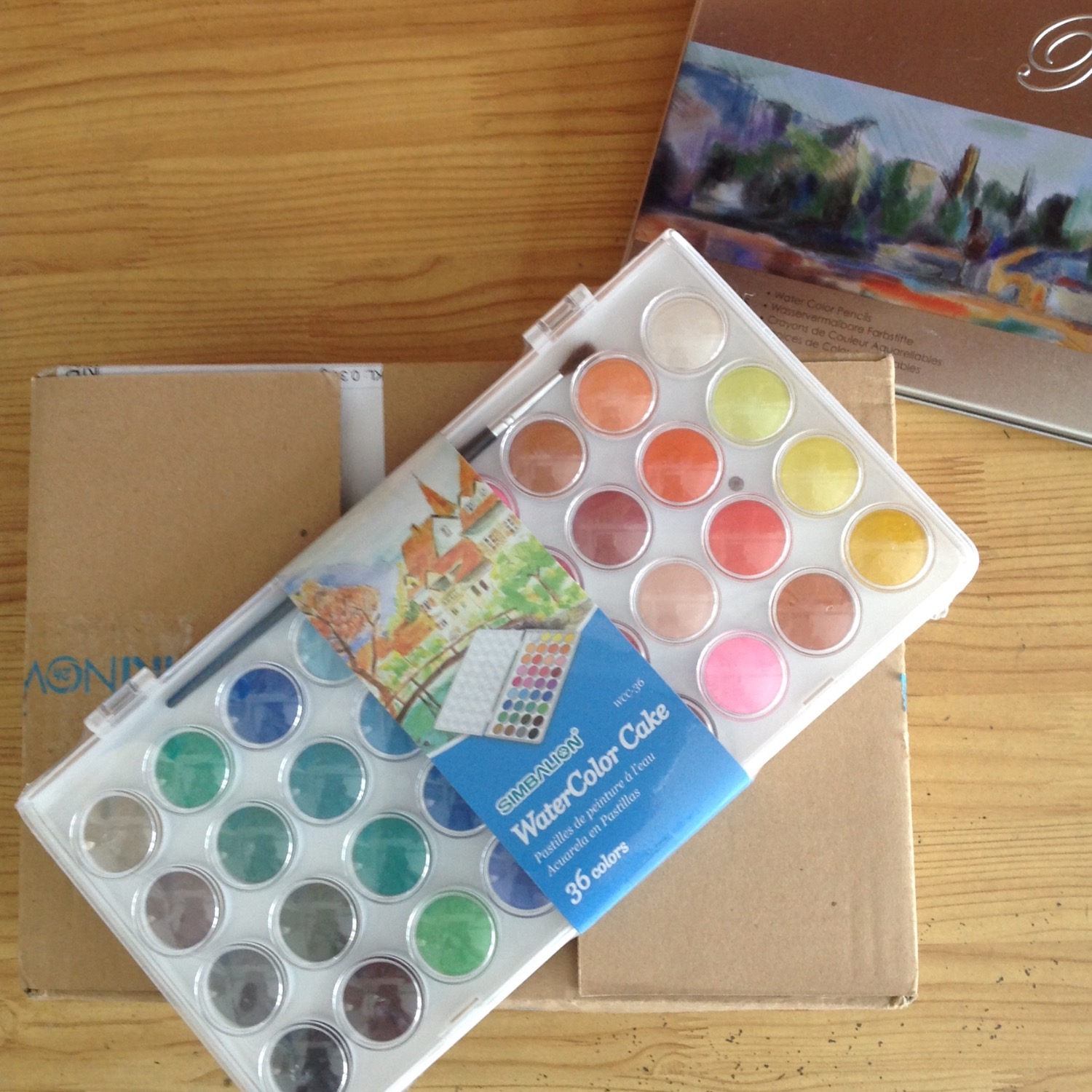 Tiki giao hàng nhanh, gói cẩn thận. Về phần màu tô rất mượt, màu sáng. Màu rất tốt, ai có ý định mua màu nước thì nên sài thử bộ này.