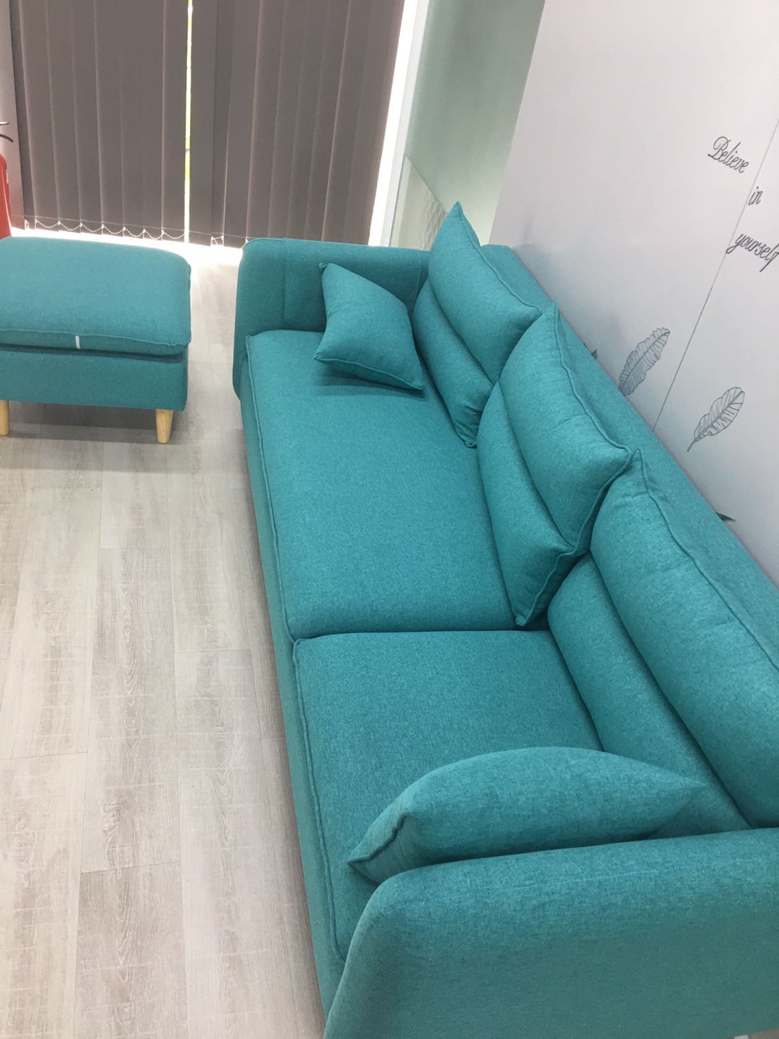 Lần đầu tiên đặt sofa qua tiki mà kết quả rất hài lòng. Vừa đặt xong là shop kết bạn *** liền. Sofa đẹp như màu mẫu. Shop có tư vấn kĩ màu của sofa. Duy 1 điểm mình chưa hài lòng là mình đã liên hệ trc nhờ shop bưng lên lầu 2 vp mình đi qua 3 lớp cầu thang lận, v mà chỉ có 1 anh tài xế chở hàng làm mình và tài xế tốn thời gian đi kiếm người bưng phụ. Shop nên ghi chú điểm này ở những đơn hàng sau nha Lần đầu tiên đặt sofa qua tiki mà kết quả rất hài lòng. Vừa đặt xong là shop kết bạn *** liền. Sofa đẹp như màu mẫu. Shop có tư vấn kĩ màu của sofa. Duy 1 điểm mình chưa hài lòng là mình đã liên hệ trc nhờ shop bưng lên lầu 2 vp mình đi qua 3 lớp cầu thang lận, v mà chỉ có 1 anh tài xế chở hàng làm mình và tài xế tốn thời gian đi kiếm người bưng phụ. Shop nên ghi chú điểm này ở những đơn hàng sau nha