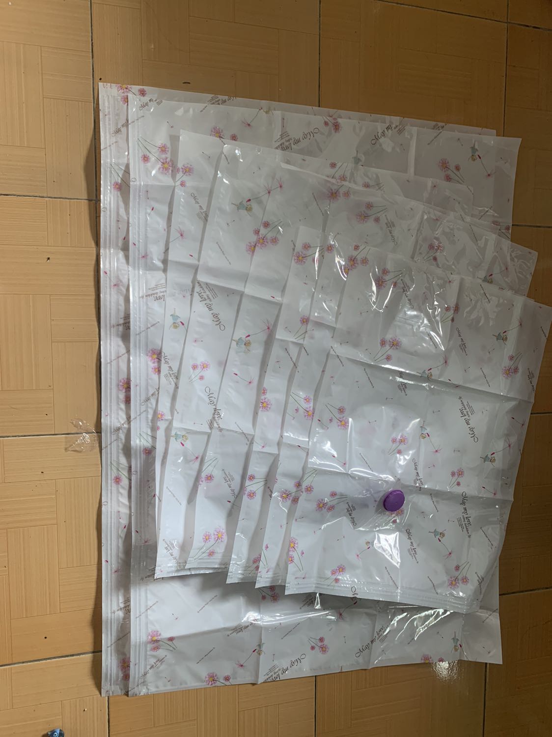 Rõ ràng ghi trong phần thông tin mô tả là 4 túi (70x100cm) + 4 túi ( 60x80cm). Nhưng cuối cùng giao 2 túi (70x100) + 3 túi ( 60x80) + 3 túi (50x68). Làm ăn gì kì cục vậy?