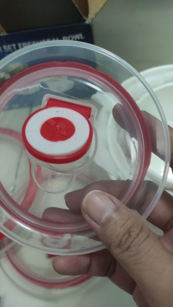 1 trong 3 cái nấp bị gãy, shop đổi lại cho mình nhé (hình chụp kèm, gãy 1 đường theo dấu mũi tên)