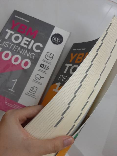 Đặt tối hôm 14 mà sáng 16 đã giao rồi, nhanh khủng khiếp. Không hiểu sao 1 cuốn thì có bìa kiếng, 1 cuốn thì không. Nhưng sách không bị hư hại gì nên mình sẽ cho qua. Sách thì rất dày, 10 ***, mà phần giải thích đã chiếm 1/3 cuốn luôn, khá là kỹ. Hehe mong là nâng trình mình đc☺