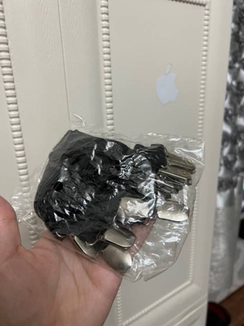 Sản phẩm dùng rất ok. Nệm dc giữ chặt và thẳng. Mọi người yên tâm dùng nhé. Thấy có nhiều màu, nên cũng ưng, mà thực ra dưới đệm nên cũng ko quá quan trọng, mấy cái nhỏ nhỏ này nhưng mà tiện phết,

lắm lúc khi ngủ trước chưa có cái nẹp ga giường, ga nó cứ cuốn vào chân, ngủ cứ bị vướng víu, tích điện ở chân khó ngủ lắm, và làm bí bách!! Có cái nẹp ga giường thấy đệm, ga chăn phẳng phiu nên thoải mái khi nằm luôn!!