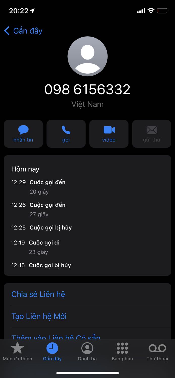 Giao hàng rất bậy bạ, không đúng thời gian cam kết.
Đơn hàng mua được hẹn giao trước 12h.
11h51 shiper gọi điện báo 15 phút nữa giao;
11h57 nhận được *** báo đánh giá món hàng đã mua dù chưa nhận được hàng;
Sau đó 12h15 phải sau 5 cú điện thoại giục vì đang vội đi có việc mới nhận được hàng lúc 12h29.
Kèm log *** và điện thoại để minh chứng.