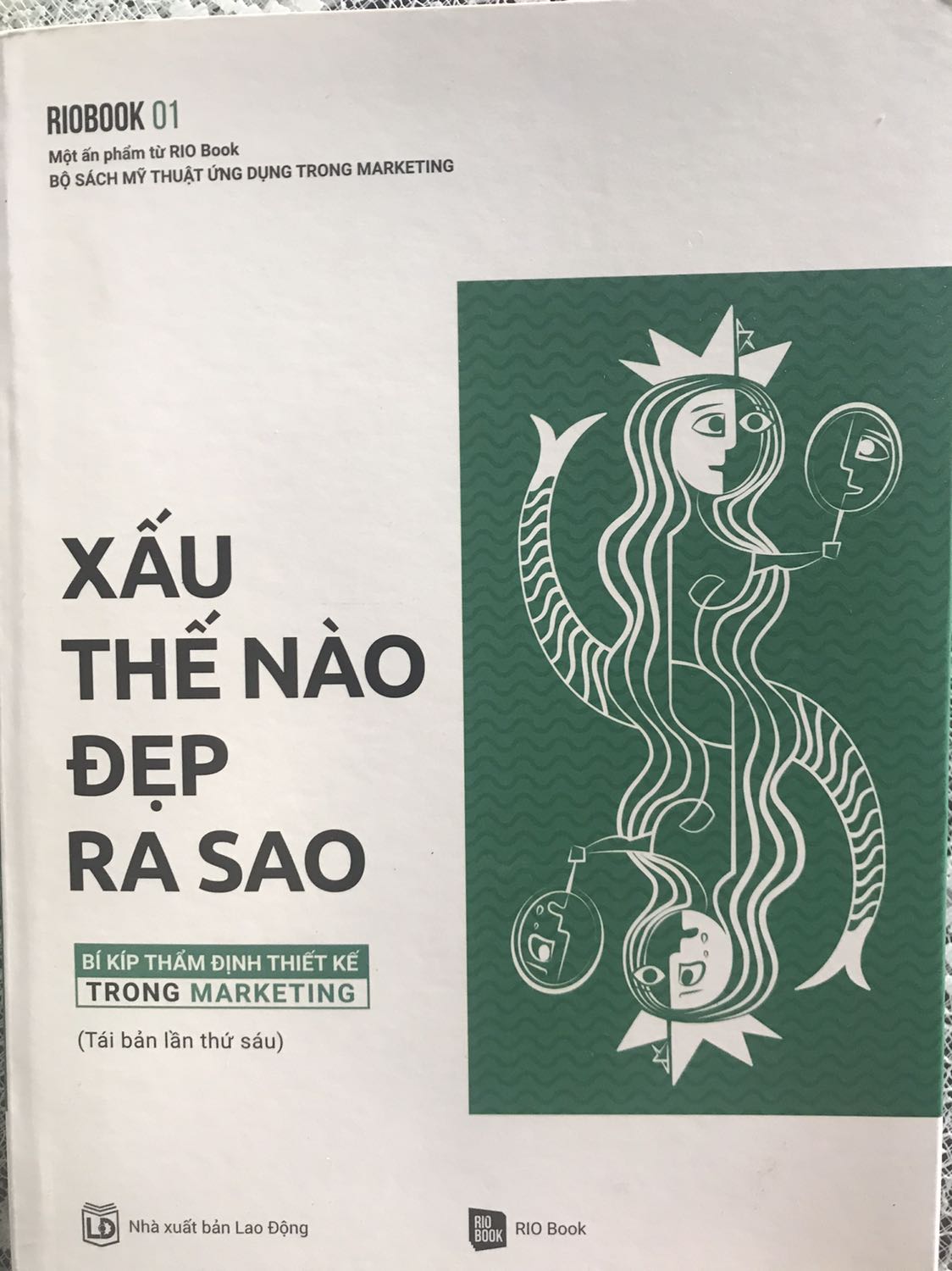 + Sách có nhiều ảnh minh hoạ. Trang sách dày. Chữ in rõ. 

- Điểm trừ cho chất lượng sách vì bên ngoài (trang bìa) nó vàng vàng chứ không trắng ngà như ảnh và hơi bẩn. Cảm giác cầm trên tay đinh bụi nhiều và giống sách để lâu, không được bảo quản tốt. 

~ Mình không có kiến thức về Marketing nên không đánh giá nội dung sách được.