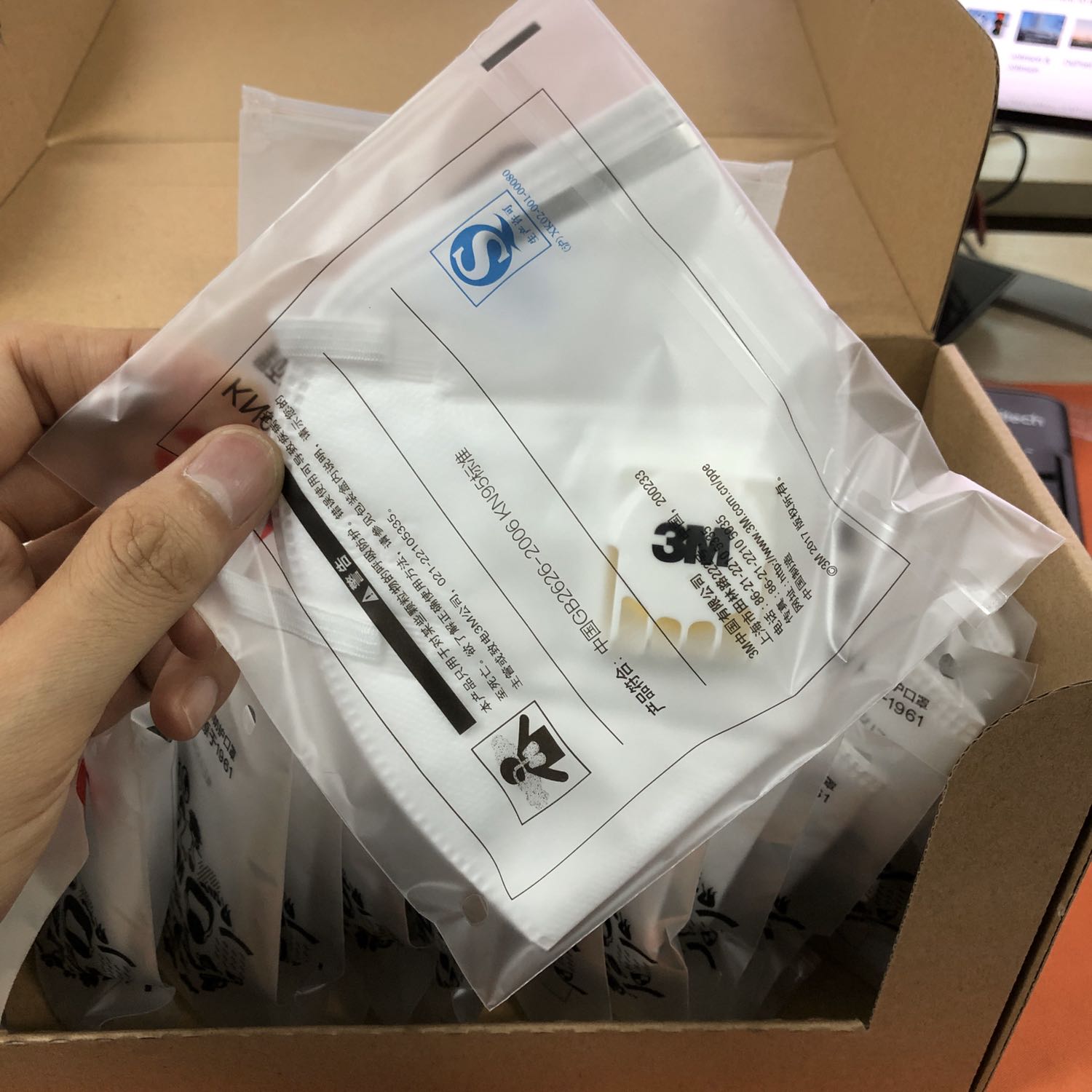 Khẩu trang đeo rất khít mặt nên lần đầu đeo sẽ thấy hơi khó chịu, hơi đau tai. Nhưng sau 1 thời gian sẽ quen sẽ ko thấy vậy nữa, bù lại do khít mặt nên hạn chế rất nhiều nụi bẩn.

Giá hơi đắt so với 1 vái khẩu trang nhưng tiền nào của nấy thôi, mình nghĩ vậy

Nhãn dán trên hộp ghi 20170920?? Date hàng bán trên tiki là hàng cũ ?? Hạn sử dụng của khẩu trang là bao lâu từ lúc sản xuất ???