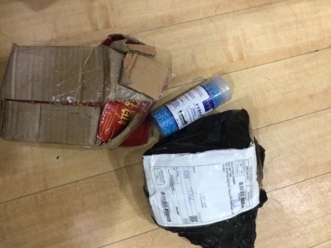 Mua bạt phủ ô tô mà gửi cái lọ viên xanh xanh này. Mở gói hàng ngay khi nhận, phát hiện không đúng hàng đã y/c được hoàn trả, từ chối nhận nhưng NV giao hàng nhất định không nhận.
Gọi tổng đài chăm sóc KH thì trả lời sẽ có NV đến nhận lại.
Chờ không thấy NV đến nhận lại gọi làn nữa thì trả lời đã hết thời gian giải quyết, rất tiếc xin lỗi..
Cuối cùng là TIki *** KH , giá trị chỉ vài trăm, nếu giá trị lớn đến hàng triệu thì sao.. ???