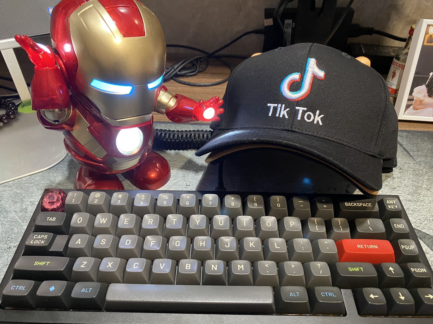 Ấn tượng đầu tiên là shop đóng gói sản phẩm rất kỹ lưỡng, hộp rất dày giúp form mũ không bị móp méo lúc vận chuyển
Bên trong còn đóng thêm lớp bì 😂😂😂
Nón đẹp, chất vải tốt, form cứng cáp
Nói chung giá và chất lượng không chê vào đâu được.
Sẽ ủng hộ shop lâu dài ^^