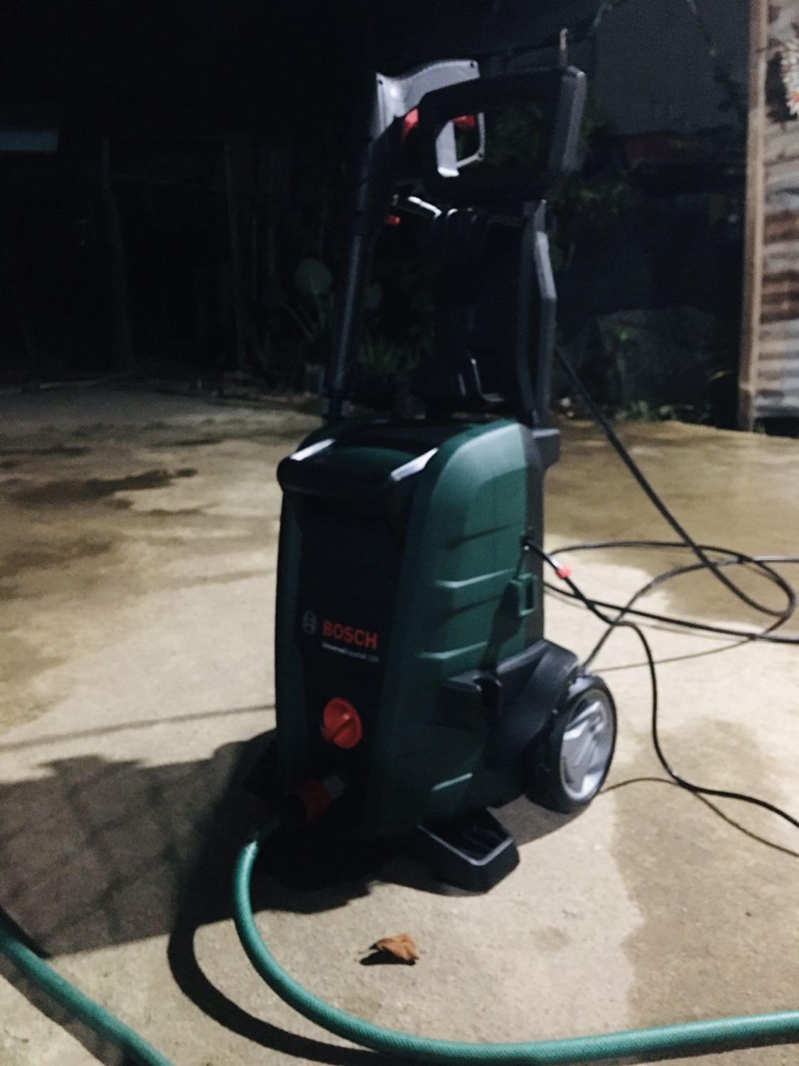 Cùng phân giá tiền nhưng công suất nhỉnh hơn Karcher,
Áp lực 125 bar
Đầu phun theo máy 3 chế độ phun